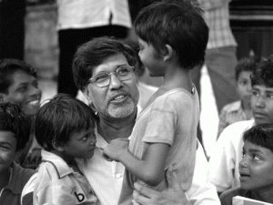 (http://www.kailashsatyarthi.net/picturegallery/withchildren.php)